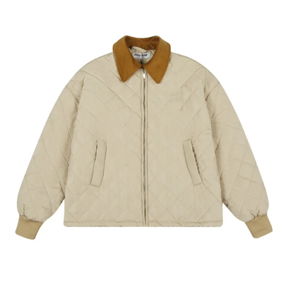 P330 White background picture [Popular item] Style number: 24373# Color: Khaki Apricot Size: S-XL -MiuMiu/MiuMiu 2024aw Autumn and winter hot new logo embroidered lapel three-zip rhombus plaid imitation feather jacket jacket - Ingenuity restoration 4-needle encrypted quilting embroidery three-in-one imitation feather cotton The board is straight and not bloated - Double-layer composite patch Hand-made counter-embroidery Laminated light gold Y-tooth brand zipper - Special shaped cloth foil for collar Correct 7 cm cylindrical windproof cuffs Closed cuffs with one-to-one stacking in front of the car - Miu style outfit 2024 new autumn and winter products Adopt classic diamond pattern quilting design Three-in-one imitation down cotton Light and thin sheets are positive The thermal insulation coefficient is also online Earth desert khaki apricot Maillard wind is full of relaxation to set off a warm autumn and winter atmosphere The collar is made of contrasting corduroy, which is warm and comfortable. The loose silhouette is both comfortable and easy to layer. The slightly gathered design of the cuffs and hem effectively locks in temperature.